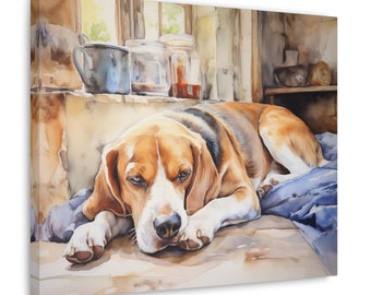 Könnte beinhalten: Ein Aquarellbild eines Beagle-Hundes, der auf einer blauen Decke in einer rustikalen Umgebung schläft. Der Hund ist braun, weiß und schwarz und hat seinen Kopf auf seinen Pfoten ruhen. Der Hintergrund zeigt ein Fenster mit Gläsern und ein Holzregal.