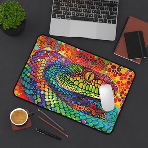 Op de afbeelding: Een kleurrijke muismat met een psychedelisch slangontwerp. De slang is groen, geel, orange, rood, blauw en paars. De achtergrond is een regenboog van kleuren met een patroon van kleine cirkels.