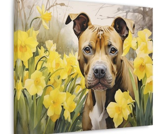 Puede incluir: Un perro pit bull terrier marrón y blanco con una expresión seria está de pie en un campo de narcisos amarillos.
