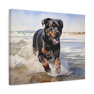 Könnte beinhalten: Leinwanddruck eines Rottweiler-Hundes, der an einem sonnigen Tag durch Meereswellen rennt. Der Hund ist schwarz und braun, mit herausgestreckter Zunge. Das Wasser spritzt um die Beine des Hundes, und der Himmel ist blau mit einigen Wolken.
