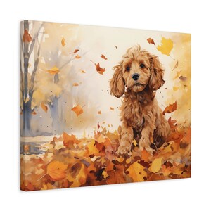Peut inclure: Impression sur toile d'une peinture à l'aquarelle représentant un chien brun clair assis dans une pile de feuilles d'automne. L'arrière-plan montre un paysage flou avec des arbres et des feuilles qui tombent, créant une scène chaleureuse.