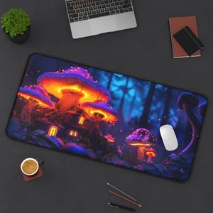 以下が含まれることがあります： 幻想的な森のシーンが描かれたカラフルなマウスパッド。光るキノコと小さな家が描かれています。背景は暗い青色で、星と木々があります。