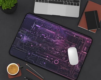 Könnte beinhalten: Eine schwarze und lila Mausmatte mit einem Schaltkreisdesign. Die Mausmatte liegt auf einem schwarzen Schreibtisch mit einem Laptop, einer Tasse Kaffee, Bleistiften und einem Notizbuch.