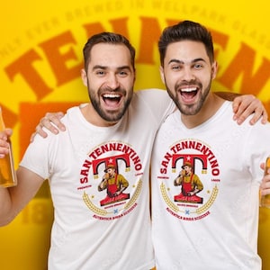 Puede incluir: Dos hombres con camisetas blancas con el logo "San Tennentino Lager", sosteniendo botellas de cerveza. El logo presenta un hombre de rojo y el texto "Autentica Birra Scozzese". El fondo es amarillo.