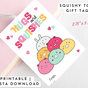 Op de afbeelding: Printbare cadeaukaart met de tekst "Hugs and Squishes" in roze, geel en blauw. De kaart toont een wit konijn en vijf kleurrijke cartoondieren met de tekst "Squishy Toy Gift Tag" en "2.75" x 3.75" in de rechterbovenhoek.