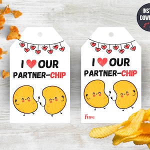 Pode incluir: Dois personagens de batatas fritas de desenho animado de mãos dadas com um coração vermelho e o texto "I OUR PARTNER-CHIP" acima deles. Os personagens estão em um fundo branco com uma corda de corações vermelhos acima deles. O texto "From:" está na parte inferior do cartão.