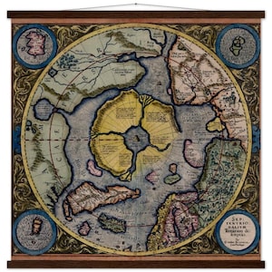 Puede incluir: Una impresión de mapa del mundo de estilo vintage, con un diseño circular y ilustraciones detalladas de continentes y océanos. El mapa presenta tonos azules, amarillos y verdes, con bordes decorativos y texto. Montado en un marco de madera.