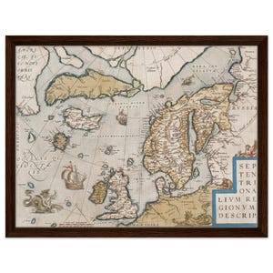 Puede incluir: Una impresión enmarcada de un mapa antiguo que presenta una representación detallada de un mapa del mundo histórico. El mapa está en tonos beige, marrón y azul, con detalles intrincados de masas terrestres, océanos y texto. El marco es marrón oscuro.