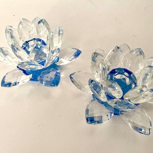 Set aus 2 Kristall Lotus Kerzenhaltern mit Kobalt Blauem Sockel