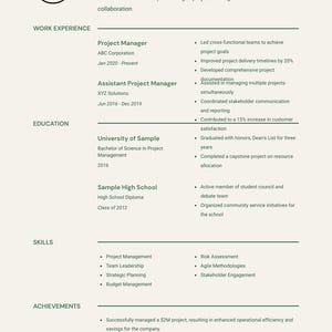 Può includere: Un modello di curriculum vitae professionale con il nome "John Doe" in alto. Evidenzia l'esperienza lavorativa, l'istruzione, le competenze e i risultati, tra cui la gestione dei progetti e la leadership del team. Il curriculum è su sfondo verde chiaro.