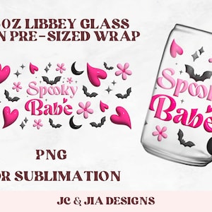 Può includere: Un design di sublimazione per un involucro di lattina di vetro da 473 ml con il testo "Spooky Babe" in rosa e nero con cuori, stelle, pipistrelli e lune.