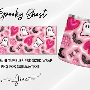 Könnte beinhalten: Rosa-weißes Sublimationsdesign für einen 10 oz Mini-Becher mit einem Muster aus Geistern, Herzen, Fledermäusen und Monden. Das Design trägt den Titel "Spooky Ghost".