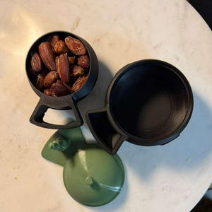 ラマダン 2-in-1 デーツ種子収集器 & 保存容器 – イフタール、デーツトレイ、カジュール種子収集器用のデュアルデーツホルダーと種取り器