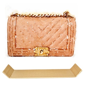 Könnte beinhalten: Aquarell-Illustration einer pfirsichfarbenen Handtasche mit goldener Kette und Verschluss. Darunter ein goldfarbenes, rechteckiges Tablett mit abgewinkelten Seiten. Die Handtasche hat ein Steppmuster.