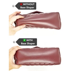 Puede incluir: Un bolso acolchado burdeos, mostrado con y sin un soporte de base. La imagen superior muestra el bolso sin soporte de base, y la imagen inferior muestra el bolso con un soporte de base. El texto de la imagen dice "WITHOUT Base Shaper" y "WITH Base Shaper."