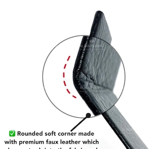 Puede incluir: Primer plano de un producto de cuero sint&eacute;tico negro con una esquina suave y redondeada. El texto dice: "Esquina suave y redondeada hecha con cuero sint&eacute;tico de primera calidad que no roza la tela y no da&ntilde;a el forro interno."