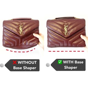 Puede incluir: Bolso de mano de cuero acolchado burdeos con logotipo dorado y correa de cadena. La imagen compara el bolso con y sin un soporte de base, mostrando la diferencia de forma. El texto en la imagen dice "WITHOUT Base Shaper" y "WITH Base Shaper."