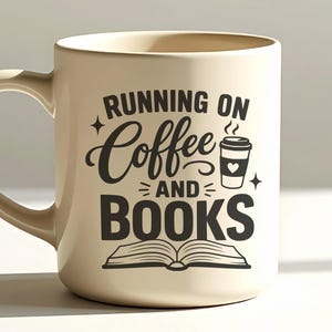 以下が含まれることがあります： クリーム色のセラミック製マグカップで、黒い文字で「RUNNING ON Coffee AND BOOKS」と書かれています。デザインには、ハートが描かれたコーヒーカップの小さなグラフィックと、マグカップの前面のテキストの下中央に開いた本のイラストが含まれています。