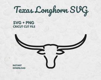 Op de afbeelding: Een zwarte lijntekening van een Texas Longhorn stierenkop met lange gebogen hoorns. De tekst luidt Texas Longhorn SVG, SVG + PNG, CRICUT CUT FILE en INSTANT DOWNLOAD. Het ontwerp staat op een lichte, getextureerde achtergrond.