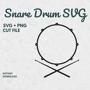 Puede incluir: Un gráfico de línea negra de una caja con dos baquetas cruzadas. El texto dice Snare Drum SVG, SVG + PNG CUT FILE e INSTANT DOWNLOAD. El diseño se presenta sobre un fondo claro y texturizado para su uso en formato digital.