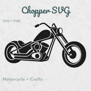 以下が含まれることがあります： チョッパーバイクの黒いシルエットグラフィック。上部に「Chopper SVG」、左上に「SVG + PNG」、下部に「Motorcycle • Crafts」というテキストがあります。デザインには大きな前輪、燃料タンク、エンジンが描かれています。