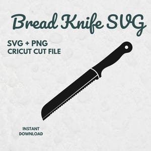 Op de afbeelding: Zwart broodmes SVG-ontwerp met een gekarteld lemmet, handvat en een gat aan het uiteinde. De tekst "Bread Knife SVG" staat in een scriptlettertype, met extra tekst die SVG- en PNG-bestandsformaten aangeeft, en "Instant Download".