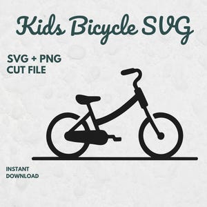 Op de afbeelding: Een zwarte silhouetafbeelding van een kinderfiets met de tekst Kids Bicycle SVG, SVG + PNG CUT FILE en INSTANT DOWNLOAD. De fiets heeft een gebogen frame, een zadel, een stuur, pedalen en twee wielen, allemaal op een horizontale lijn.