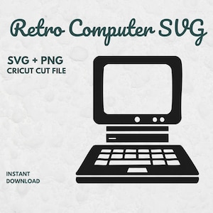 Könnte beinhalten: Eine schwarze Silhouette-Grafik eines Retro-Computers mit Monitor und Tastatur. Der Text lautet Retro Computer SVG, SVG + PNG, CRICUT CUT FILE und INSTANT DOWNLOAD. Das Design zeigt eine klassische, kastenförmige Monitorform und ein flaches Tastaturlayout.