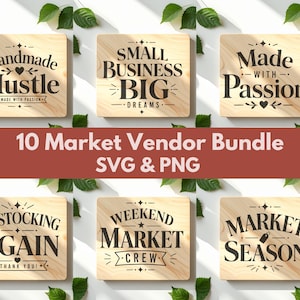 Könnte beinhalten: Eine digitale Sammlung von sechs quadratischen Holzschildern mit schwarzer Typografie. Der Text lautet: Handmade Hustle, Small Business Big Dreams, Made With Passion, Restocking Again, Weekend Market Crew und Market Season. Der Text 10 Market Vendor Bundle SVG & PNG ist zentriert.