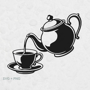Puede incluir: Una ilustración gráfica en blanco y negro de una tetera vertiendo líquido en una taza de té sobre un platillo. El diseño presenta formas negras sólidas y audaces con reflejos blancos para definir las curvas. El texto dice SVG + PNG.