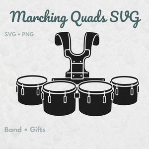 Puede incluir: Una ilustración gráfica negra de quads de marcha con un arnés y cuatro tambores. El texto dice Marching Quads SVG, SVG + PNG y Band • Gifts. El diseño se presenta en color negro sólido sobre un fondo claro y texturizado.