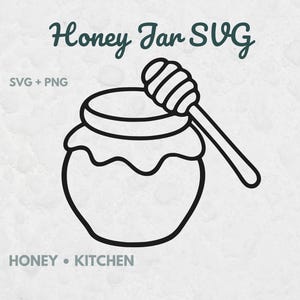 Puede incluir: Una ilustración de línea negra de un tarro de miel con un cazo para miel apoyado en el borde. El texto "Honey Jar SVG" aparece en la parte superior, "SVG + PNG" a la izquierda y "HONEY • KITCHEN" en la parte inferior con una fuente sencilla.