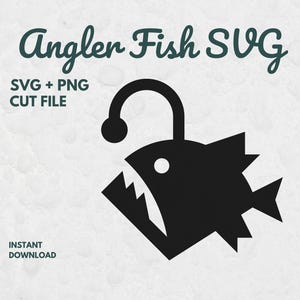 以下が含まれることがあります： ルアーが付いたアンコウの黒いシルエットグラフィック。Angler Fish SVG、SVG + PNG CUT FILE、INSTANT DOWNLOADというテキストが含まれています。デザインは明るい質感のある背景に配置されており、魚の鋭い歯が強調されています。