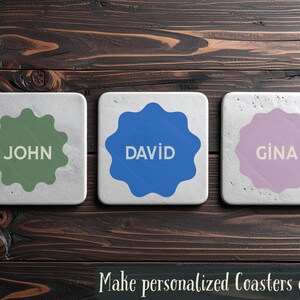 Peut inclure: Trois dessous de verre carr&eacute;s avec des noms personnalis&eacute;s : "JOHN" en vert, "DAVID" en bleu et "GINA" en rose. Chaque nom est &agrave; l'int&eacute;rieur d'une forme festonn&eacute;e. Les dessous de verre sont sur une surface en bois fonc&eacute;.
