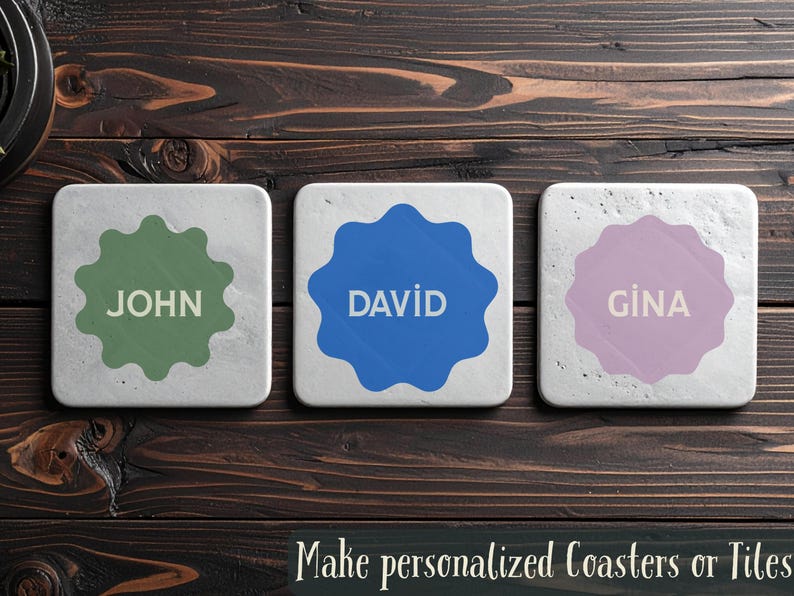Peut inclure: Trois dessous de verre carr&eacute;s avec des noms personnalis&eacute;s : "JOHN" en vert, "DAVID" en bleu et "GINA" en rose. Chaque nom est &agrave; l'int&eacute;rieur d'une forme festonn&eacute;e. Les dessous de verre sont sur une surface en bois fonc&eacute;.