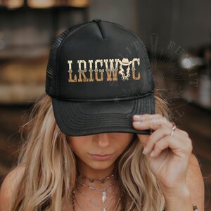 Reverse Cowgirl Trucker Hat, Country Trucker Hats, Sand In My Boots Festival, Südliche Countrymusik, Unangemessener Trucker Hut, Konzerthut