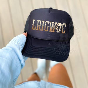 Reverse Cowgirl Trucker Hat, Country Trucker Hats, Sand In My Boots Festival, Südliche Countrymusik, Unangemessener Trucker Hut, Konzerthut