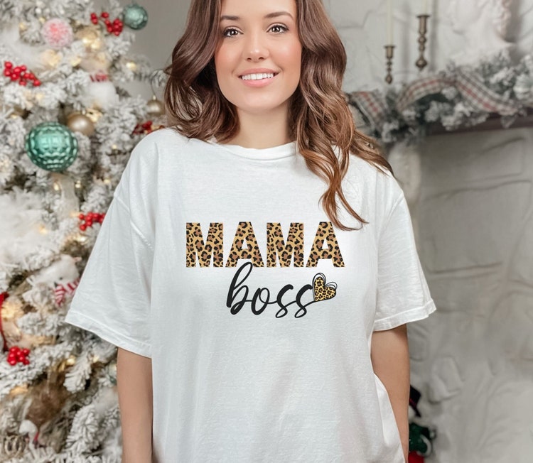 Comfort Colors® t-shirt cuore Mama Boss con stampa leopardata,regalo,camicie alla moda,regalo mamma,regalo per moglie,regalo compleanno mamma,regalo madre,festa della mamma