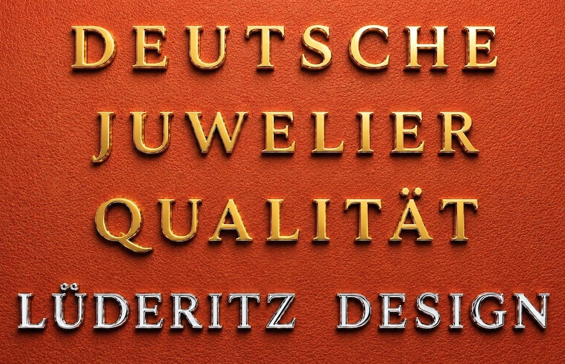 Op de afbeelding: Close-up van de woorden "DEUTSCHE JUWELIER QUALIT&Auml;T L&Uuml;DERITZ DESIGN" in gouden en zilveren letters op een getextureerde oranje achtergrond. De tekst is waarschijnlijk voor een sieradenmerk.