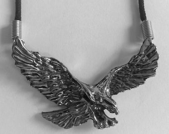 Amulett Anhänger Adler mit Kette Lederkette Biker Western Herren Rocker Eagle Jäger Indianer Schmuck Halskette Schutzamulett Unisex