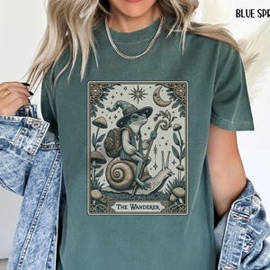 Camiseta con colores cómodos de la carta del tarot de estilo vintage de Cottagecore Toad, camiseta Goblincore, ropa de bruja de Dark Academia, hongo botánico imagen 8