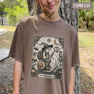 Camiseta con colores cómodos de la carta del tarot de estilo vintage de Cottagecore Toad, camiseta Goblincore, ropa de bruja de Dark Academia, hongo botánico imagen 2
