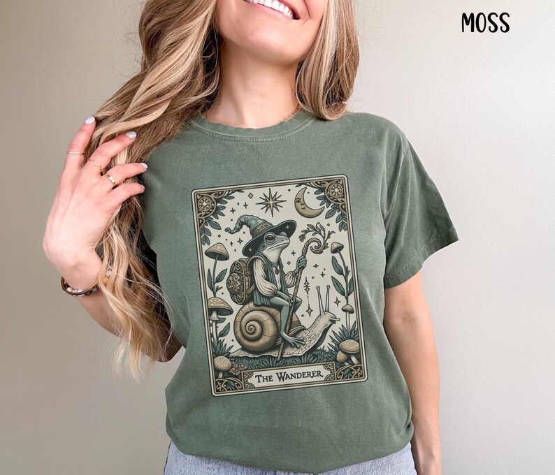Camiseta con colores cómodos de la carta del tarot de estilo vintage de Cottagecore Toad, camiseta Goblincore, ropa de bruja de Dark Academia, hongo botánico imagen 5