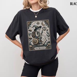 Camiseta con colores cómodos de la carta del tarot de estilo vintage de Cottagecore Toad, camiseta Goblincore, ropa de bruja de Dark Academia, hongo botánico imagen 6