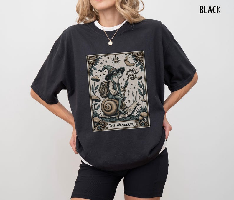 Camiseta con colores cómodos de la carta del tarot de estilo vintage de Cottagecore Toad, camiseta Goblincore, ropa de bruja de Dark Academia, hongo botánico imagen 6