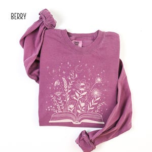 Bookish Comfort Colors Long Sleeve T-Shirt, Booktrovert Gift imagem 5