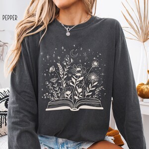 Bookish Comfort Colors Long Sleeve T-Shirt, Booktrovert Gift imagem 2