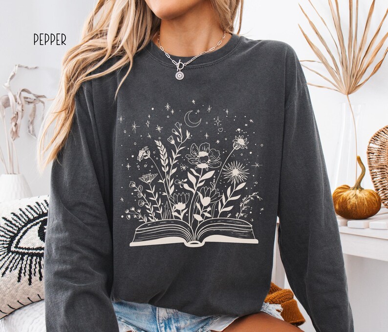 Bookish Comfort Colors Long Sleeve T-Shirt, Booktrovert Gift imagem 2