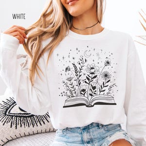 Bookish Comfort Colors Long Sleeve T-Shirt, Booktrovert Gift imagem 11