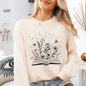 Bookish Comfort Colors Long Sleeve T-Shirt, Booktrovert Gift imagem 3